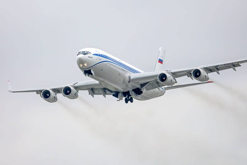 Самолет ил-96-400впу