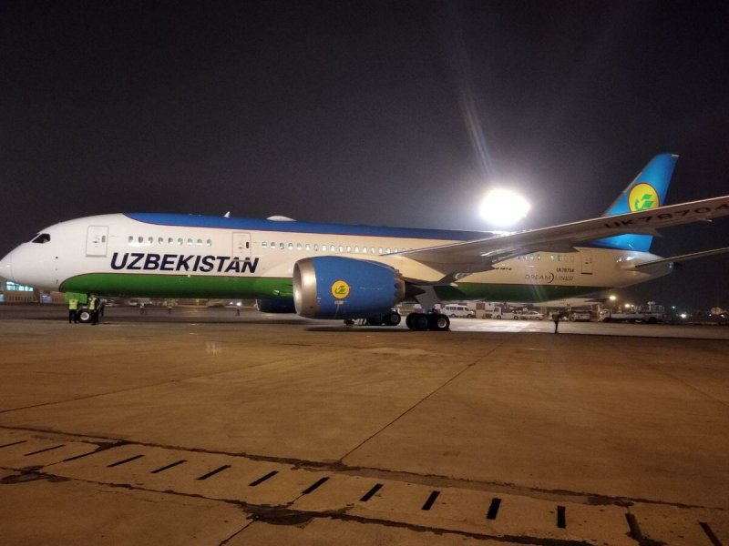 Самолет Uzbekistan Airways