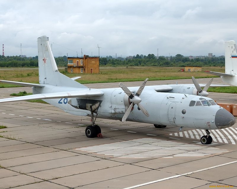 АН-26 транспортный самолёт