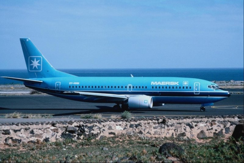 Самолет пассажирский синий