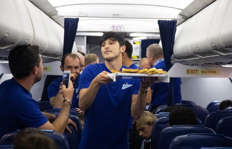Футболисты в самолете