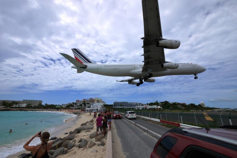 Крыло самолета над пляжем