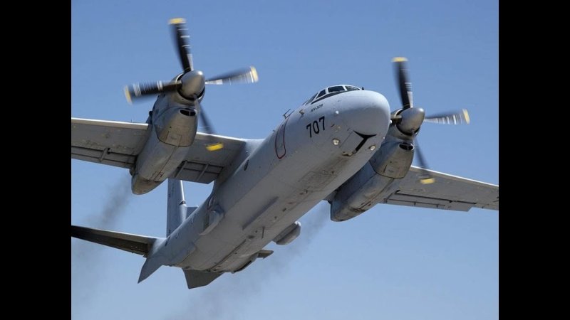 АН-32 военно-транспортный самолёт