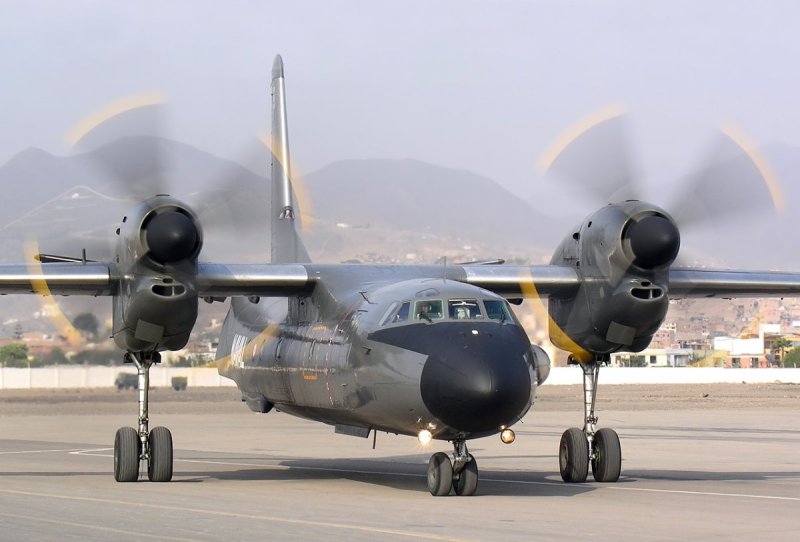 АН-32 военно-транспортный самолёт
