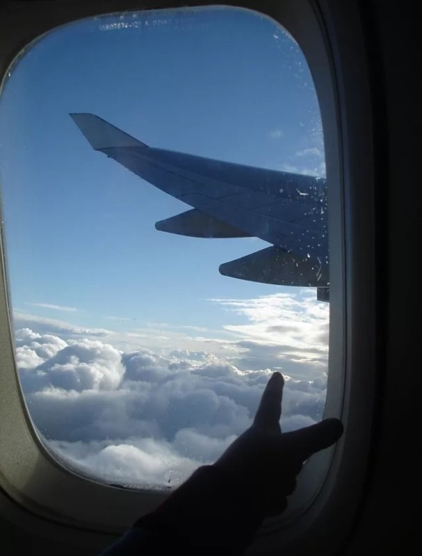 Самолёт возле окна