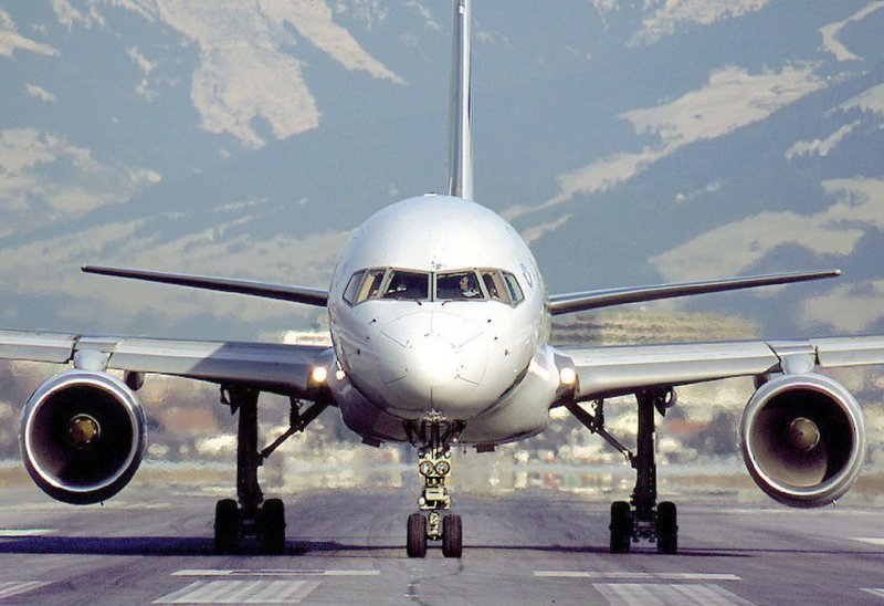 Боинг 757-200 спереди