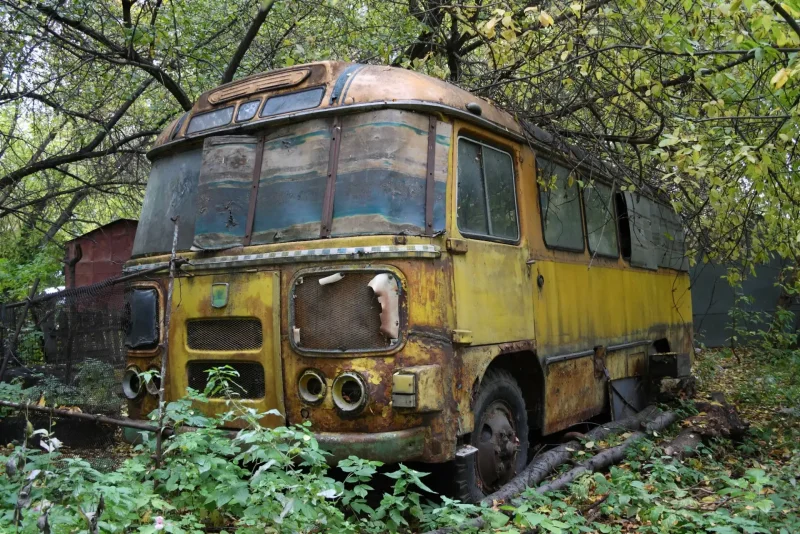 Старый автобус сарай