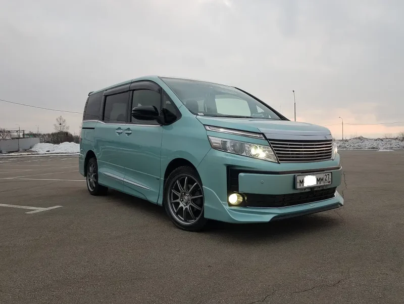 Toyota Voxy 2014