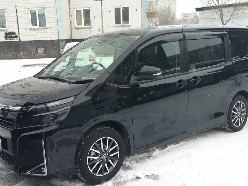 Тойота Вокси 2015 года