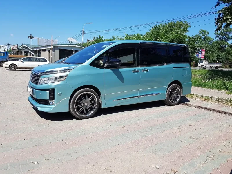 Toyota Voxy 2012