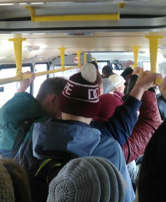 Пассажиры в автобусе зима