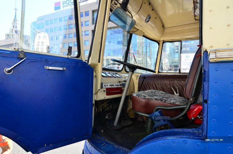 ЗИЛ 158 кабина водителя