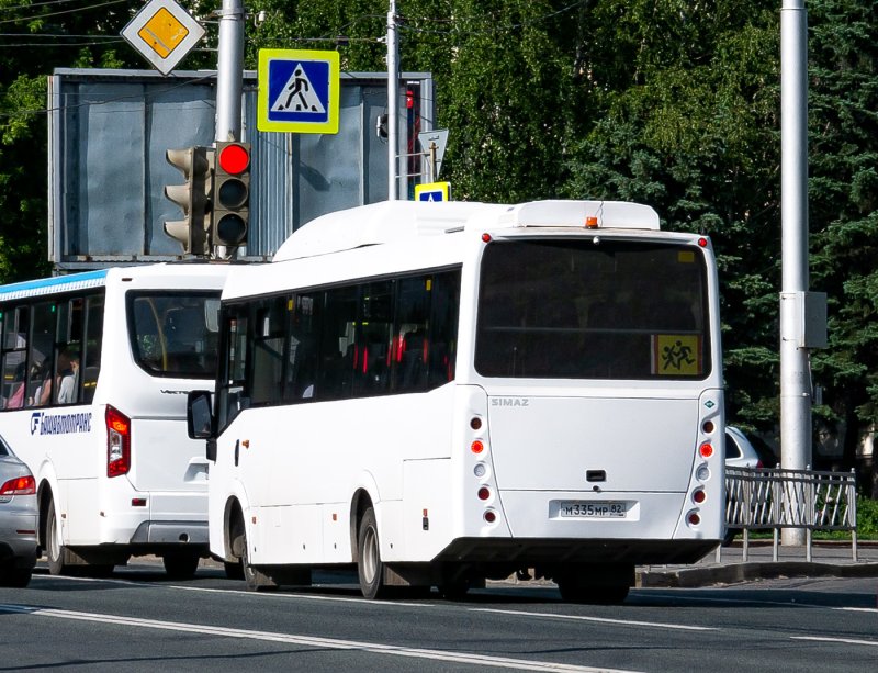 Автобус с черными окном