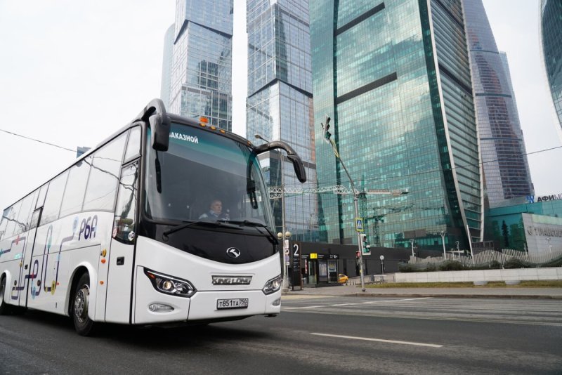 Перевернутый автобус ночью