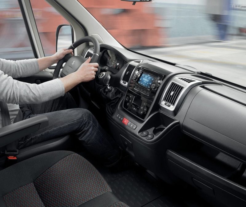 Peugeot Boxer 2022 салон