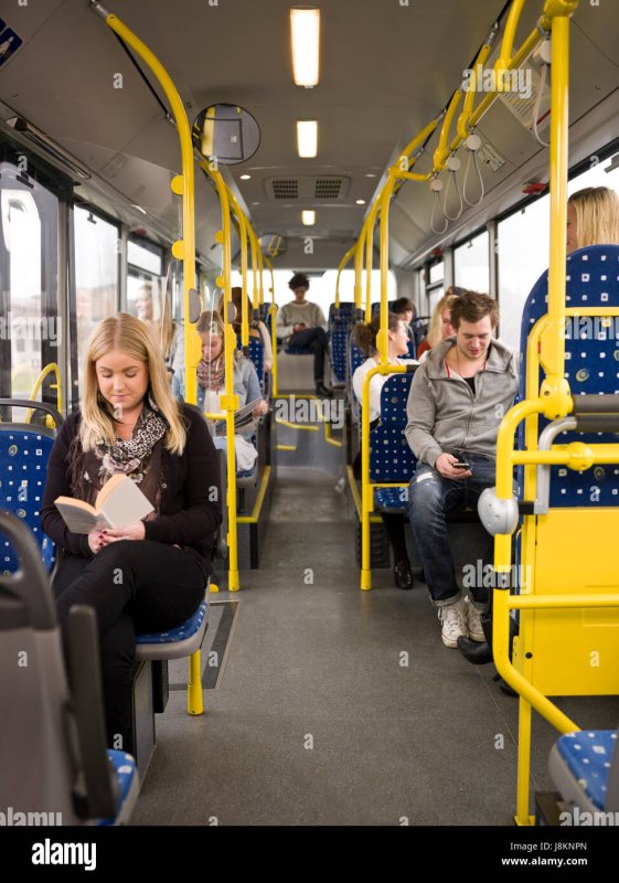 Автобус внутри с людьми