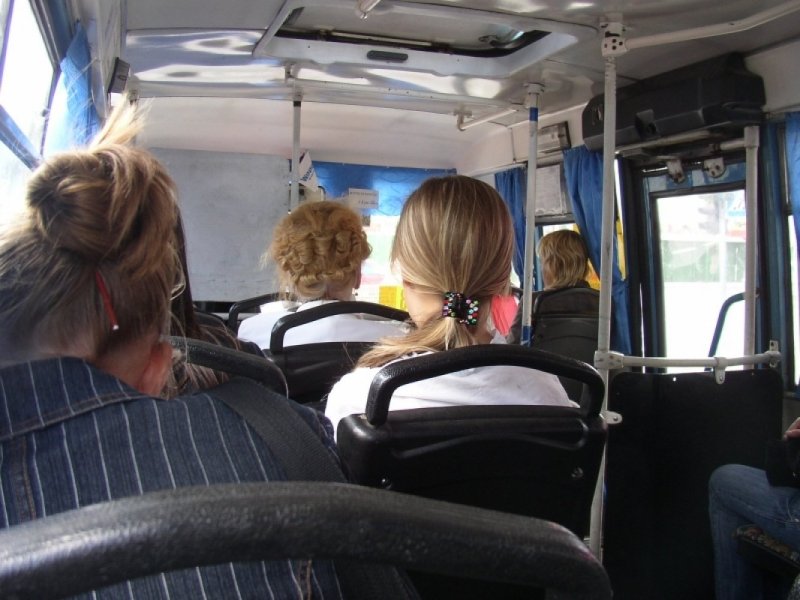 Салон автобуса с людьми