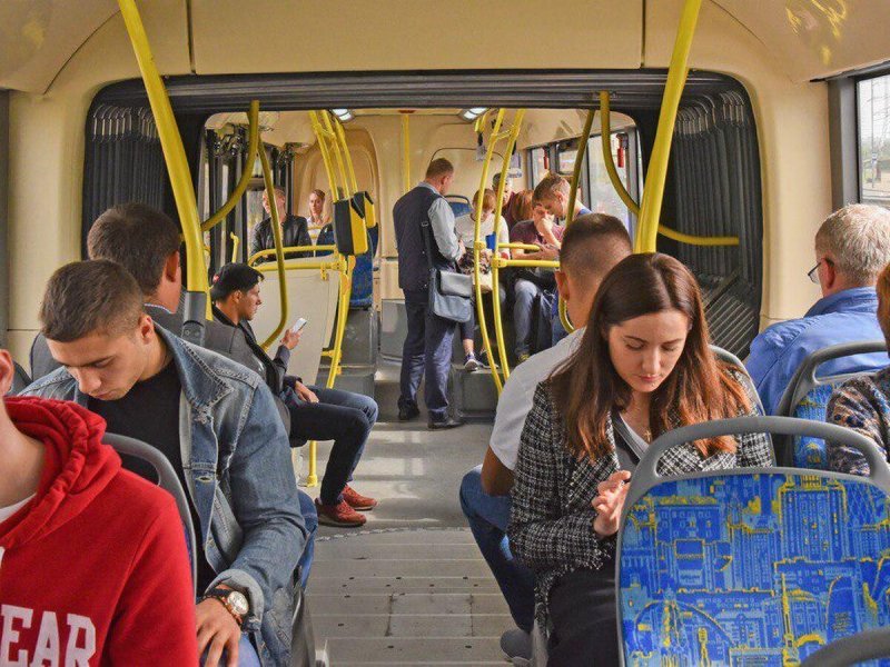 Люди в маршрутке