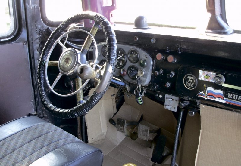 КАВЗ 685 внутри кабина