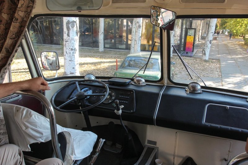 ЛИАЗ 677 кабина водителя