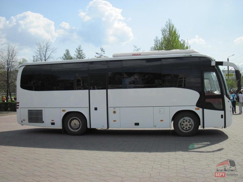 Белый Хайгер автобус
