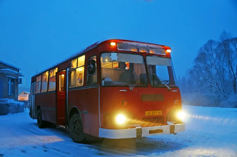 ЛИАЗ 677 красный