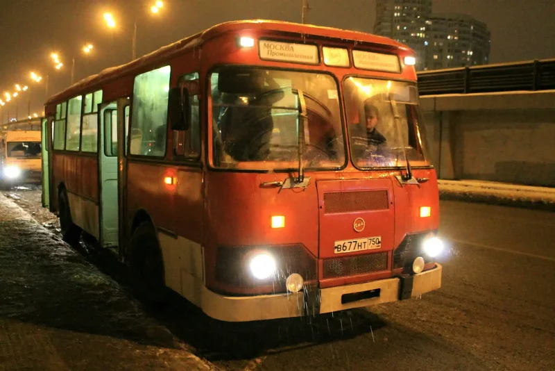 ЛИАЗ 677 ночью