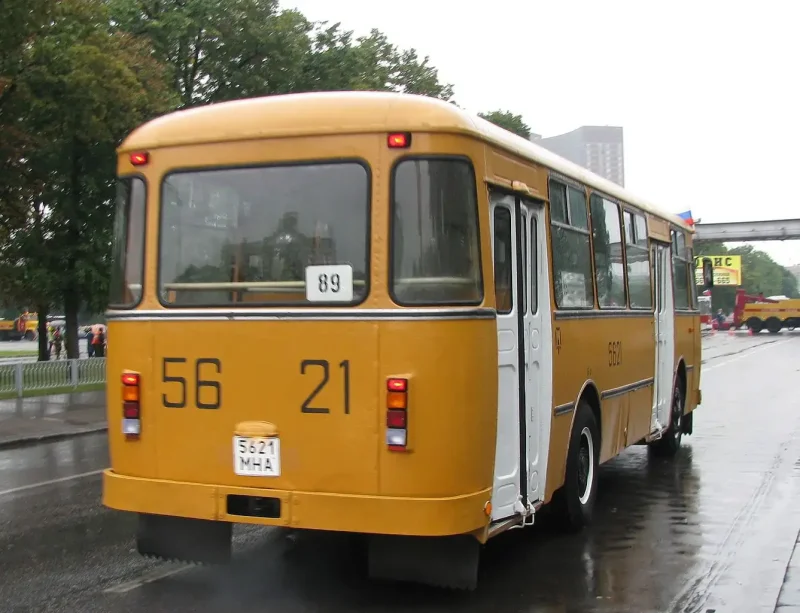 ЛИАЗ 677 сзади