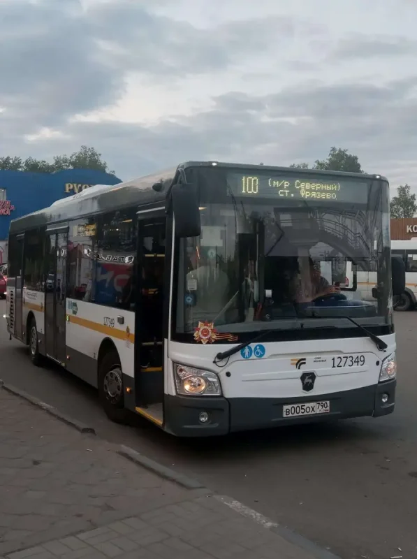 Автобус едет по дороге