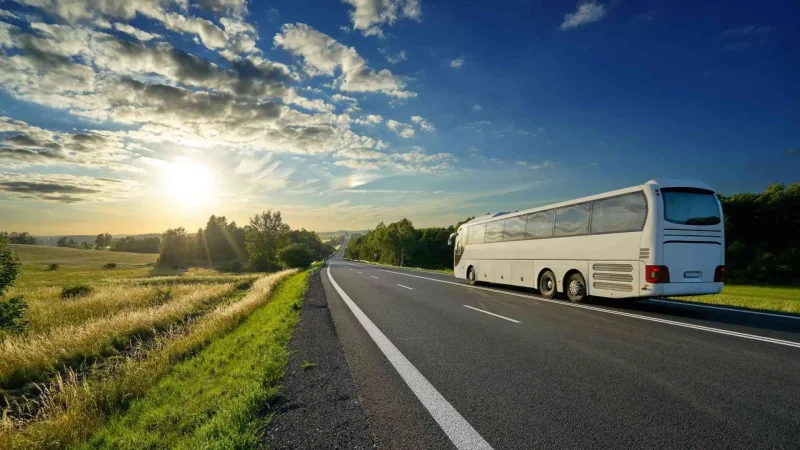 Автобус на дороге