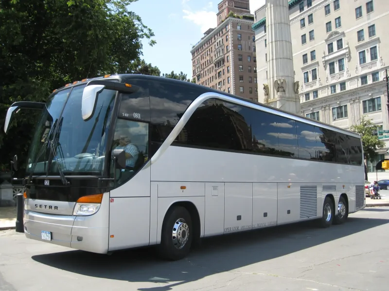Большой туристический автобус