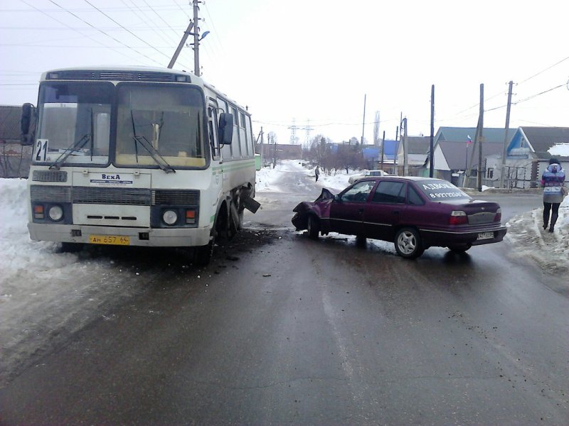 Автовокзал балаково. Авария в Балаково с ПАЗ. 21 Автобус Балаково. Автобусы в Балаково перегруженные.