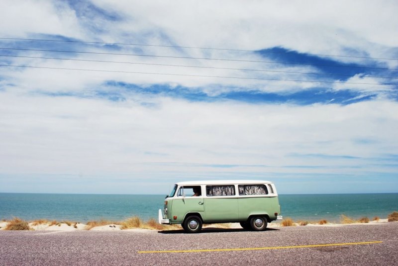 Белый автобус на фоне моря