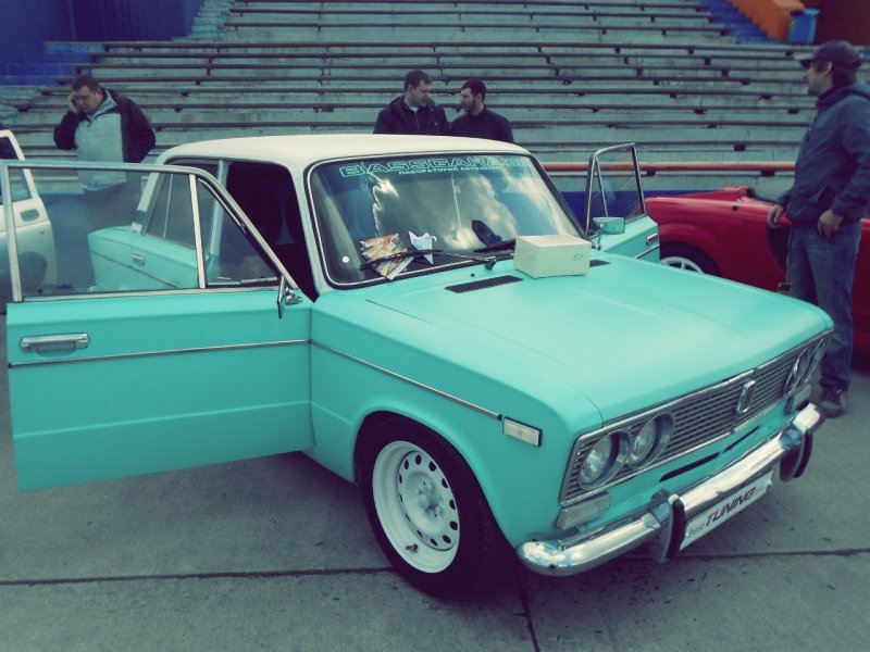 ВАЗ 2103 сбоку