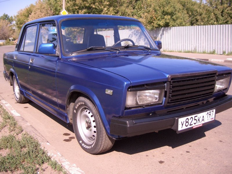 Белая ВАЗ 2107 на болотных штампах