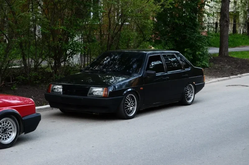 ВАЗ 21099 черная заниженная