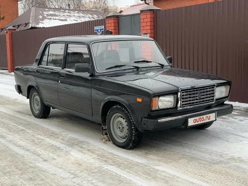 Черная Лада ВАЗ 2107