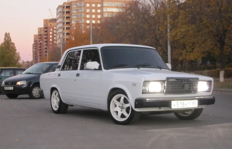 ВАЗ 2107 белая r15