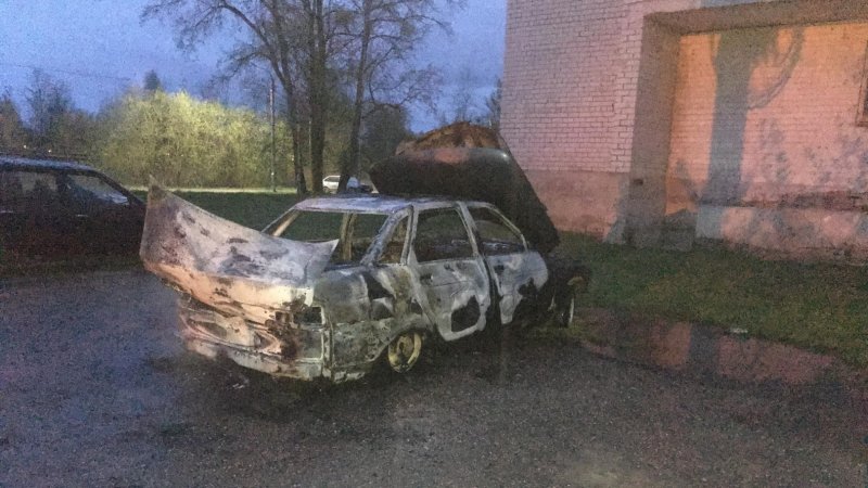 Сгоревший автомобиль 2114