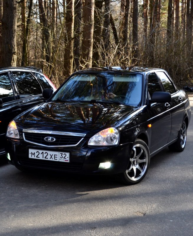 Черная Лада Приора седан