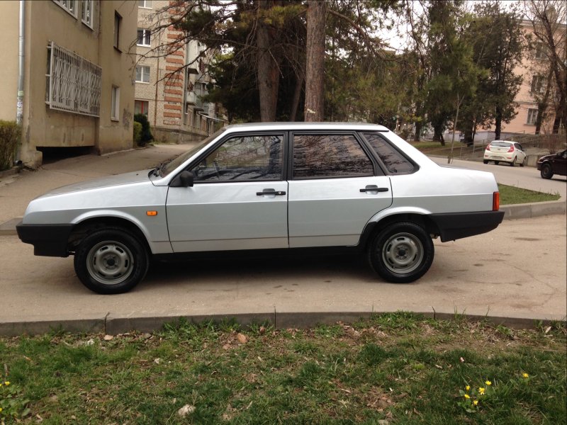 Лада 21099 сбоку