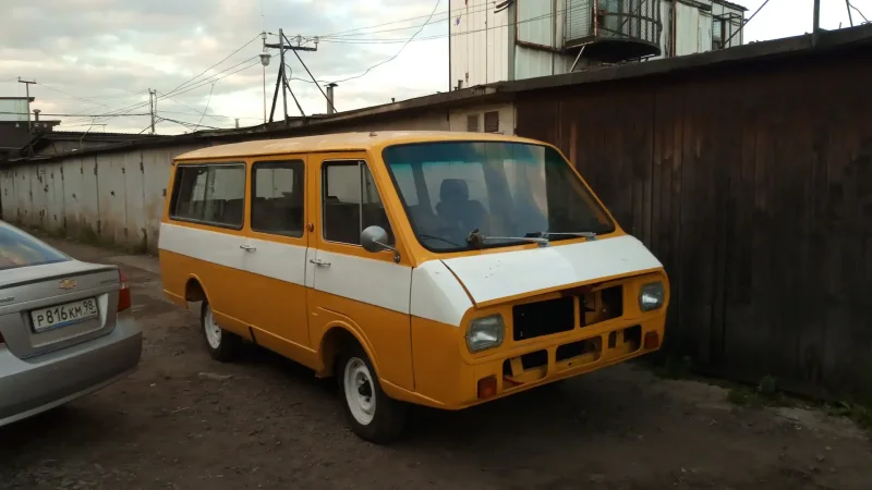 РАФ 2203 спереди