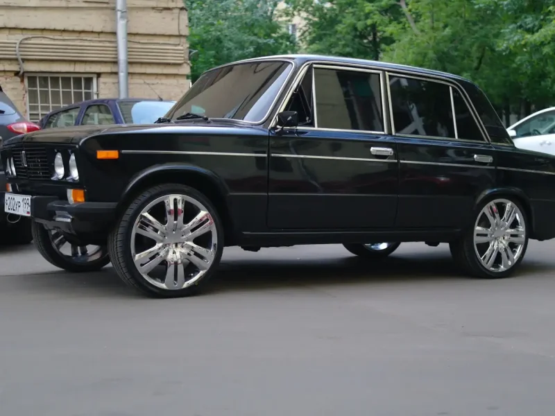 Черная ВАЗ 2106 на дисках