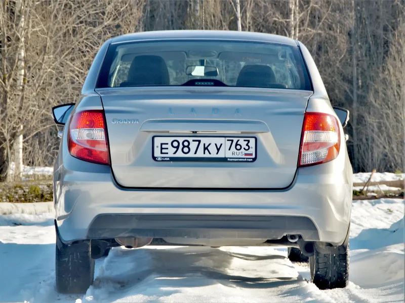 Lada Granta седан фото сзади