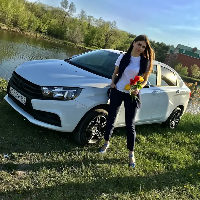 Лада Веста св кросс и девушки