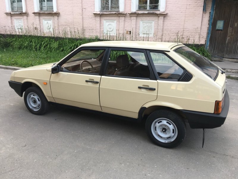 Машина ВАЗ 2108