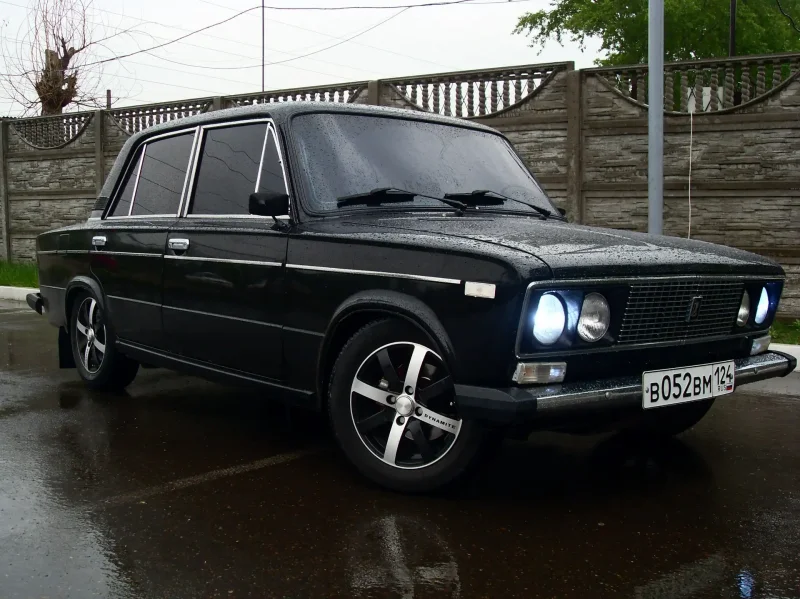 Чёрная ВАЗ 2107 И 2106