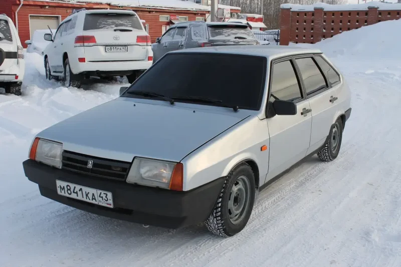 ВАЗ 2109 серебристая