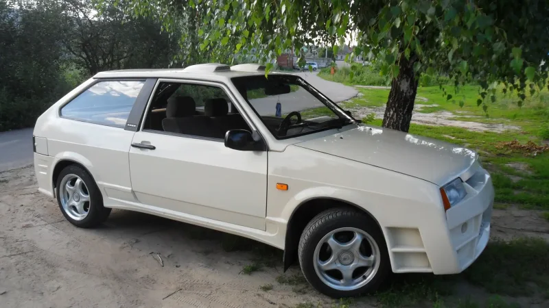 Белый ВАЗ 2108 С боксом