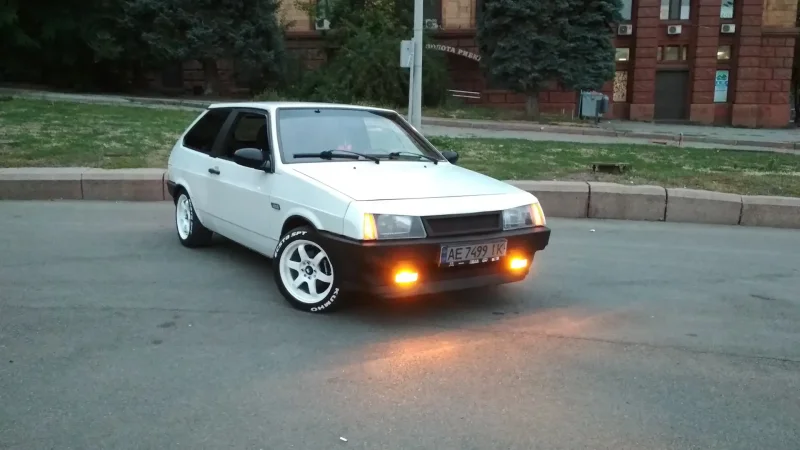 Белая ВАЗ 2108 оперстайл